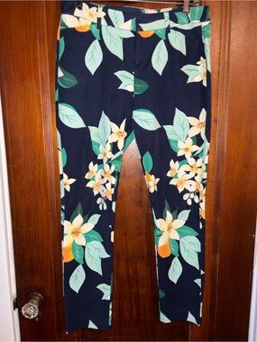 Old Navy Navy Floral Pixie ankle pants with Green Leaves and White Flowers